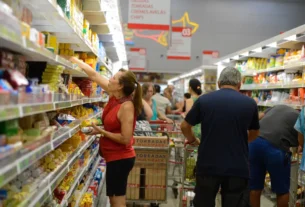 Ao aumentar a produtividade, uma empresa pode produzir o mesmo com menos tempo de trabalho.