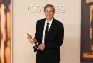 Walter Salles com o Oscar 2025 de melhor filme internacional Imagem: Jeff Kravitz/FilmMagic… -