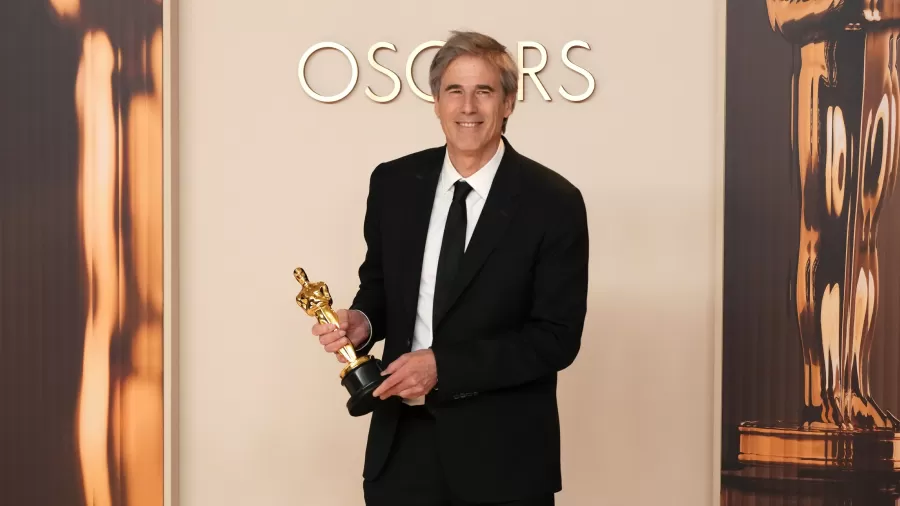 Walter Salles com o Oscar 2025 de melhor filme internacional Imagem: Jeff Kravitz/FilmMagic… -