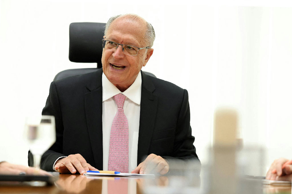 Alckmin critica postura de Milei e aponta intromissão grosseira em assuntos brasileiros