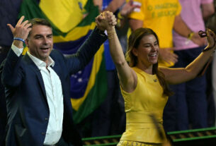 Datafolha aponta desafio de Flávio Bolsonaro para conquistar o voto feminino