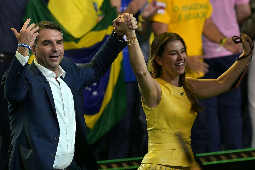 Datafolha aponta desafio de Flávio Bolsonaro para conquistar o voto feminino