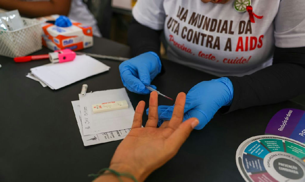 Desinformação sobre HIV trava avanços no tratamento e alimenta preconceito no Brasil