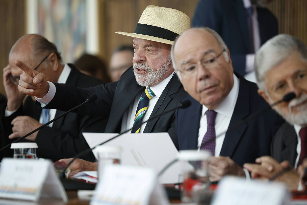 Divergência no governo: ministros reagem a Milei enquanto Lula mantém cautela diplomática