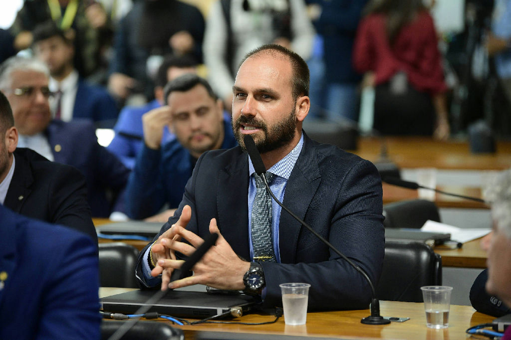 Eduardo Bolsonaro desiste de candidatura ao Senado em São Paulo após risco de impugnação