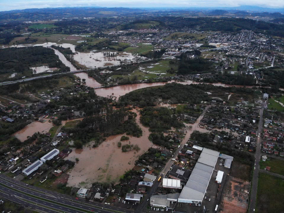 Elevação do rio Paranhana força retirada de moradores em Taquara e Igrejinha