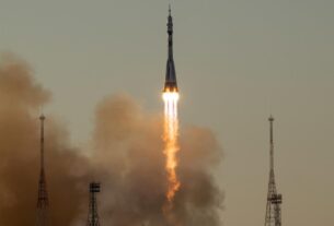 O astronauta da NASA Anil Menon e seus colegas chegam à Estação Espacial Internacional