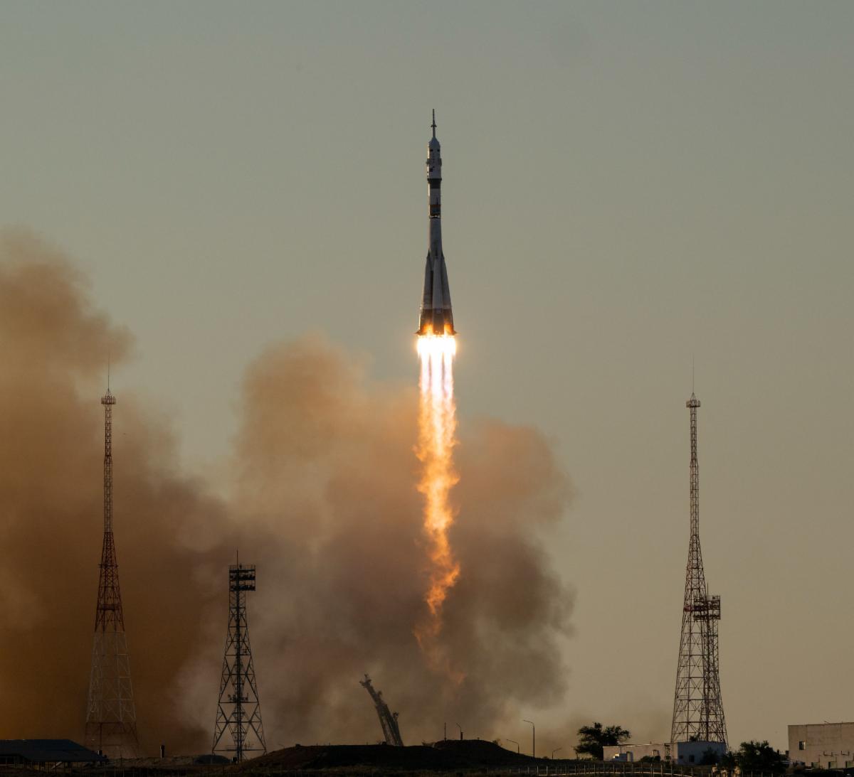 O astronauta da NASA Anil Menon e seus colegas chegam à Estação Espacial Internacional