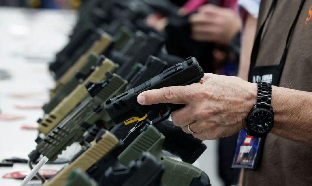 Flexibilização de armas nos EUA gera alerta sobre aumento de poder do crime organizado no Brasil