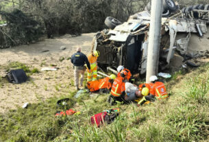 Carreta carregada de soja sai da pista e deixa motorista ferido na Br-448
