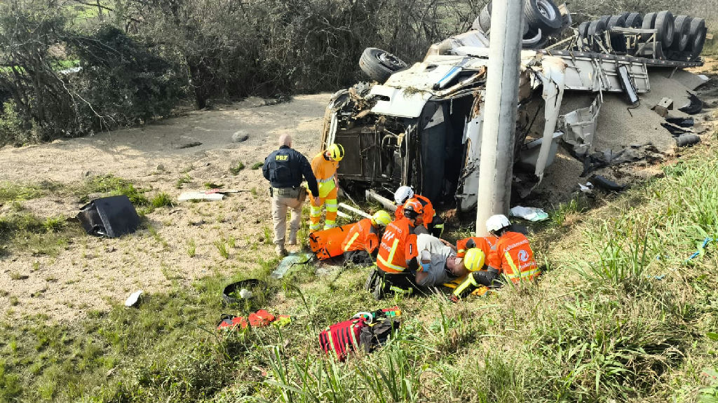 Carreta carregada de soja sai da pista e deixa motorista ferido na Br-448