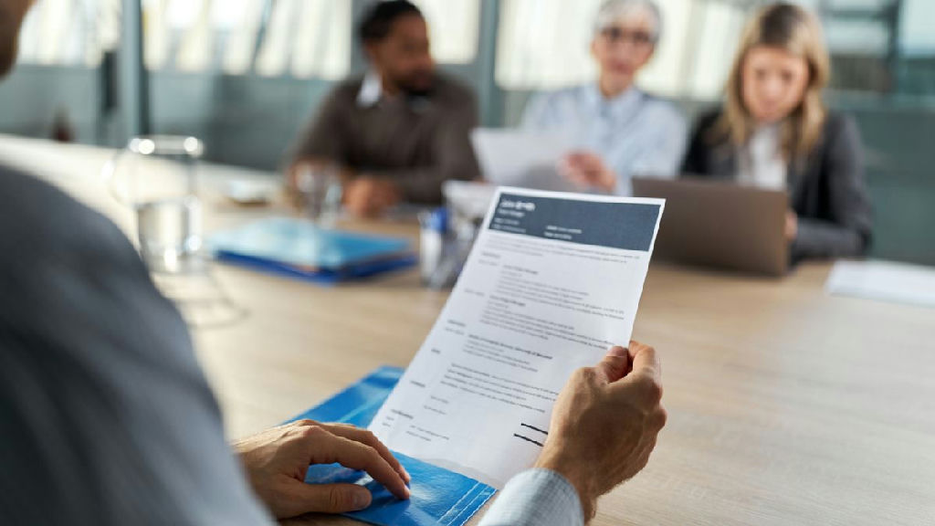 Grandes empresas abrem processos seletivos para trainee e estágio com salários de até R$ 9 mil