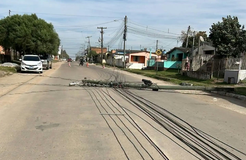 Ventania acima de 90 km/h causa destruição e deixa milhares sem luz no Rio Grande do Sul