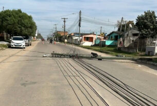 Ventania acima de 90 km/h causa destruição e deixa milhares sem luz no Rio Grande do Sul
