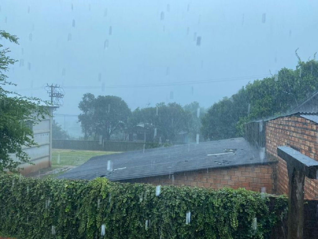 Rio Grande do Sul entra em alerta máximo para chuvas intensas nesta terça-feira