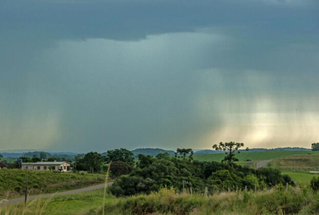 Rio Grande do Sul entra em alerta para temporais com ventos de até 90 km/h nesta terça-feira