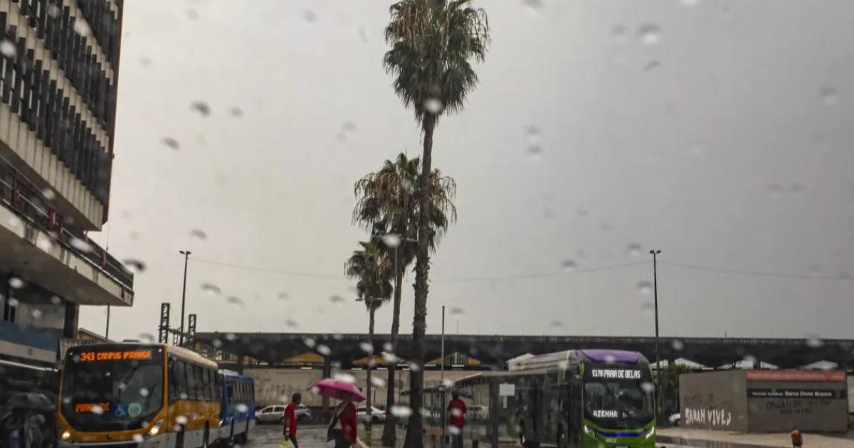 Chuva intensa em Porto Alegre supera 100mm e mantém equipes da Defesa Civil em alerta