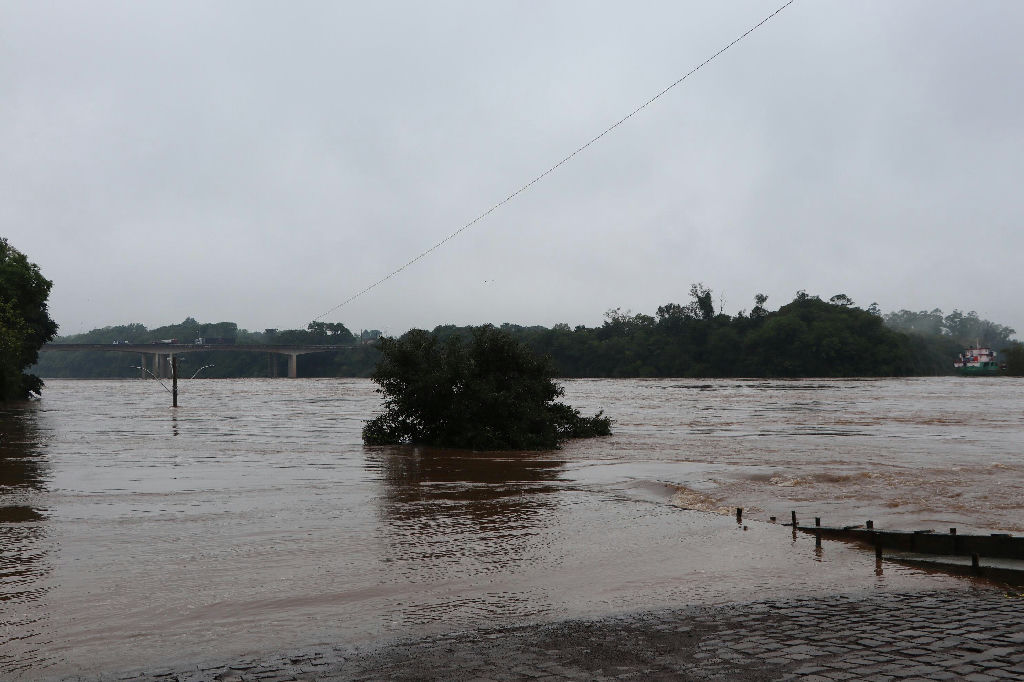 Defesa Civil monitora elevação dos rios Taquari e Guaíba após chuvas intensas no Rio Grande do Sul