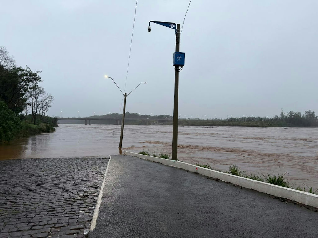 Rio Taquari ultrapassa cota de inundação e coloca sete cidades do Vale em alerta máximo