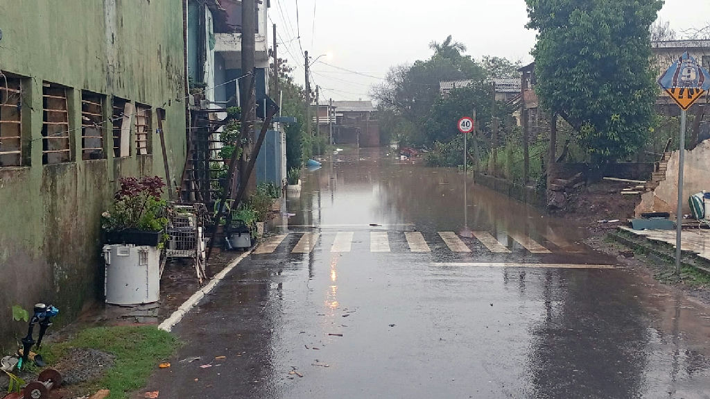Elevação do rio Caí força saída de famílias em São Sebastião do Caí
