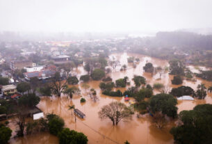 Enchentes no Rio Grande do Sul deixam 728 pessoas desabrigadas em 13 cidades