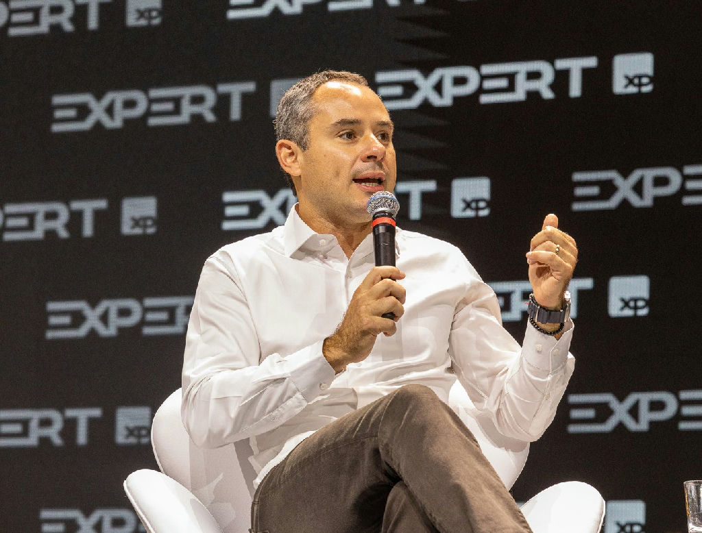 Estratégia baseada no CDI pode custar caro aos investidores brasileiros, alerta CEO da XP