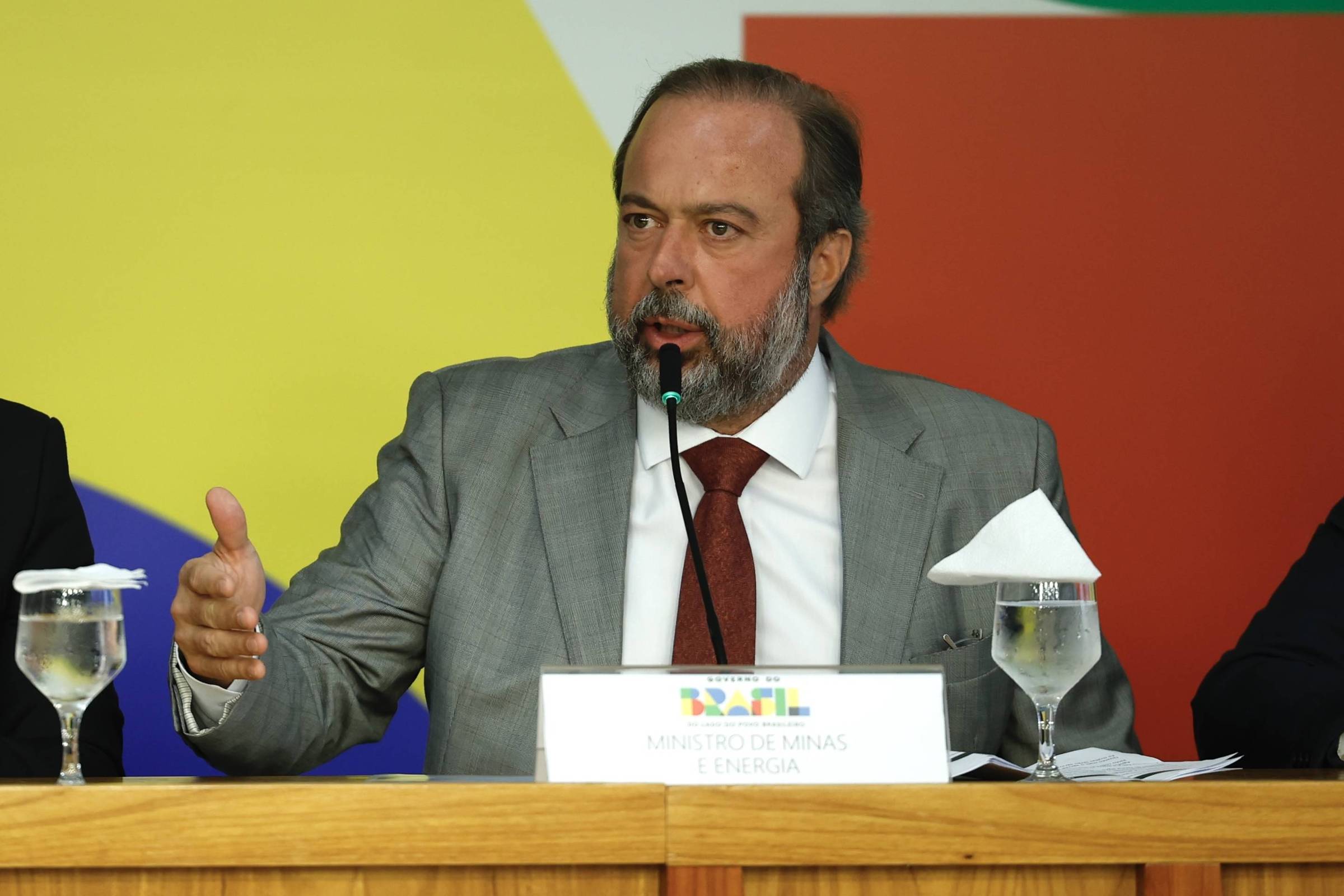 Interferência do Ministério de Minas e Energia em estatais gera alerta na ANP