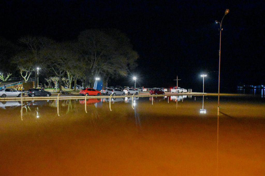Inundações no Rio Grande do Sul mantêm quatro cidades em alerta máximo nesta segunda-feira
