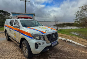 Rio Jacuí transborda e força saída de moradores em Eldorado do Sul
