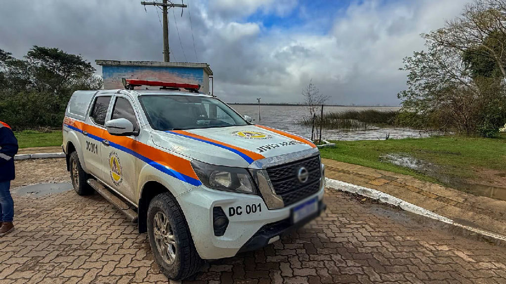 Rio Jacuí transborda e força saída de moradores em Eldorado do Sul