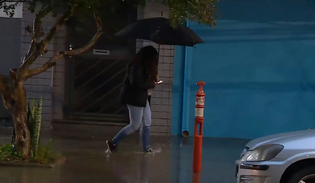 Temporal em Porto Alegre deixa rastro de alagamentos e bloqueios viários