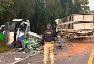 Acidente entre micro-ônibus e carreta deixa 23 mortos no Paraná