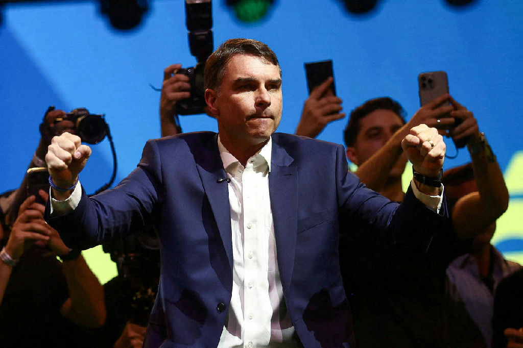Aliados de Flávio Bolsonaro intensificam ataques contra Lula após caso envolvendo ex-assessor