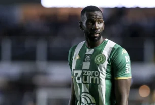 Atacante Bolasie da Chapecoense é internado com lesão no pâncreas após duelo pela Copa do Brasil