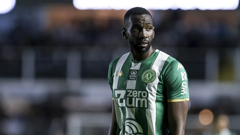 Atacante Bolasie da Chapecoense é internado com lesão no pâncreas após duelo pela Copa do Brasil