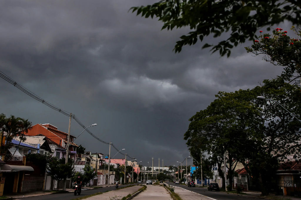 Ciclone extratropical avança sobre o Rio Grande do Sul com risco de tempestades e ventos fortes