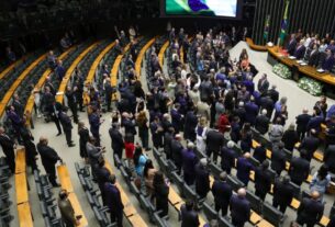 Congresso deve decidir sobre "taxa das blusinhas" nesta segunda
