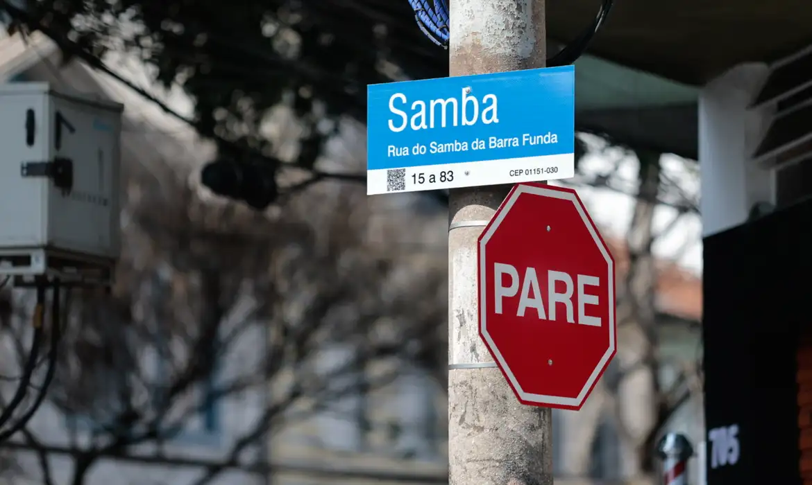 Em São Paulo, rua é renomeada em homenagem à história do samba