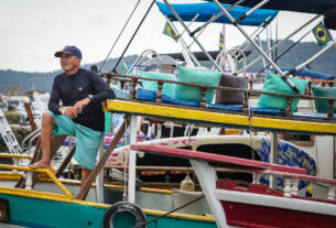 Entre o mar e as urnas: o dilema de um veterano barqueiro de Paraty