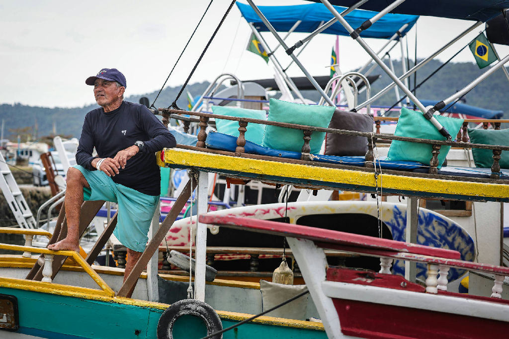 Entre o mar e as urnas: o dilema de um veterano barqueiro de Paraty
