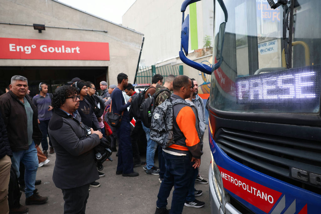 Equipe de campanha de Fernando Haddad realiza gravações em estação durante greve da CPTM