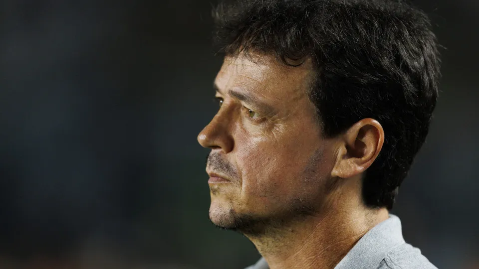 Fernando Diniz projeta impacto de Memphis Depay no elenco do Corinthians