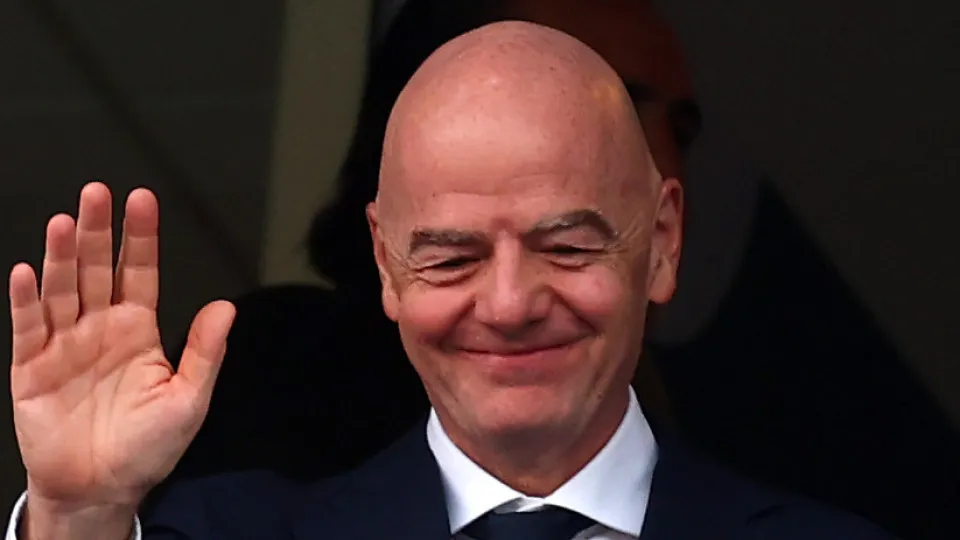 FIFA mantém respaldo a Gianni Infantino após recuo em projeto comercial