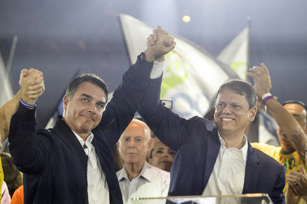 Flávio Bolsonaro aposta em pesquisas e apoio de Tarcísio e Nunes para destravar alianças