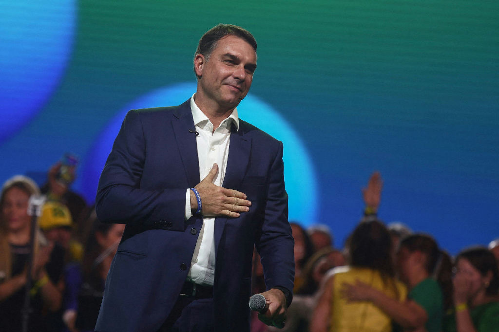 Flávio Bolsonaro busca votos no Nordeste e defende Bolsa Família em convenção
