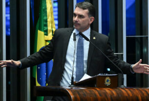 Flávio Bolsonaro defende regra fiscal e critica política externa do governo Lula