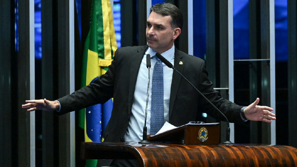 Flávio Bolsonaro defende regra fiscal e critica política externa do governo Lula