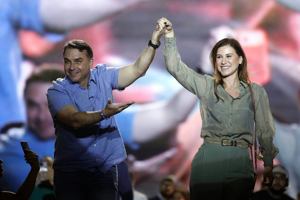 Flávio Bolsonaro defende Senado forte e mira STF em convenção do PL no Distrito Federal