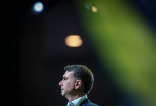 Flávio Bolsonaro oficializa Alfredo Gaspar como vice em chapa presidencial
