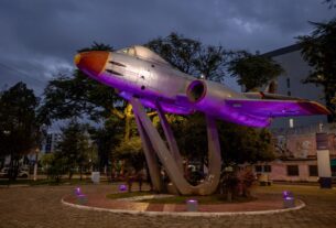Iluminação na Praça do Avião marca ações do Agosto Lilás em Canoas
